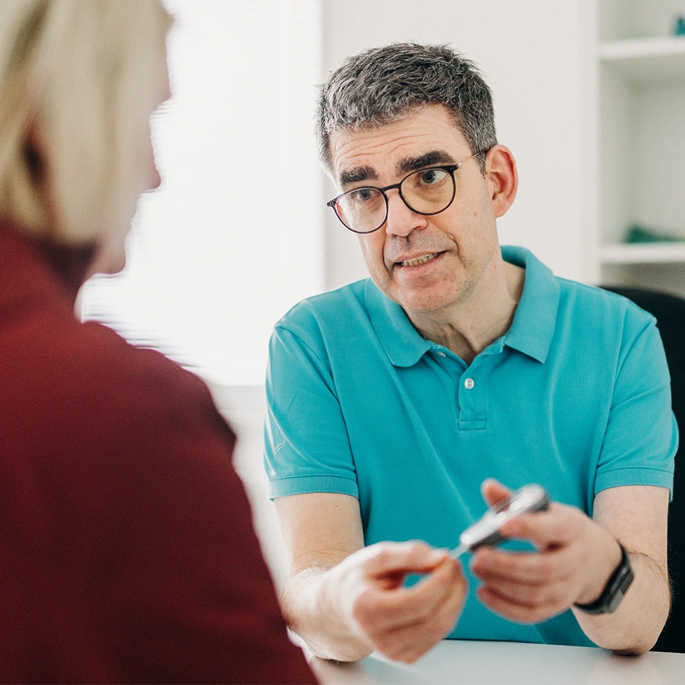 Herr Schatz in der Gemeinschaftspraxis Ilsede im Beratungsgespräch mit einer Patientin über Diabetes-Therapie